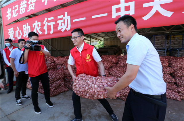 十噸！中天九建愛心助農(nóng)，直采滯銷大蒜！