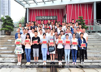 8年，800多名學生，800多個夢想，中天陜西助學圓你求學夢！
