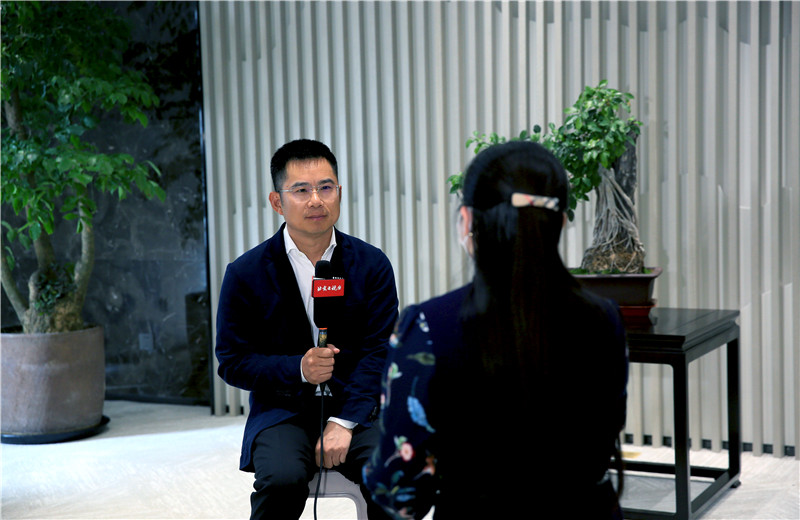 2020年5月6日，北京電視臺就“疫情當前，建筑行業(yè)如何做好復工復產(chǎn)工作”，到中天北京集團實地走訪，中天北京集團總裁張向洪作為朝陽區(qū)人大代表接受訪問。