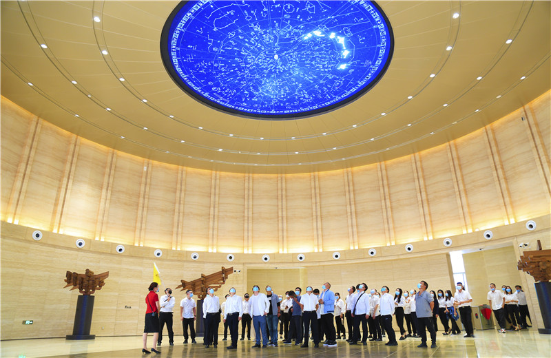 2020中秋來臨之際，中天六建機(jī)關(guān)150余名員工參觀學(xué)習(xí)中國建筑科技館，共同探索建筑之美。