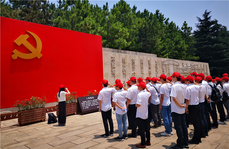 2020年6月30日，中天三建黨支部組織上海區(qū)域、蘇南分公司全體黨員及部分流動黨員、預備黨員、入黨積極分子等40余人赴嘉興南湖開展“七一”主題黨建活動。