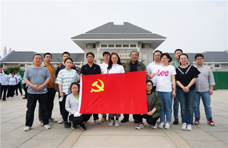 2021年5月20日下午，天怡設(shè)計開展“迎接建黨百年華誕”主題活動，組織企業(yè)黨員參觀周恩來鄧穎超紀(jì)念館。