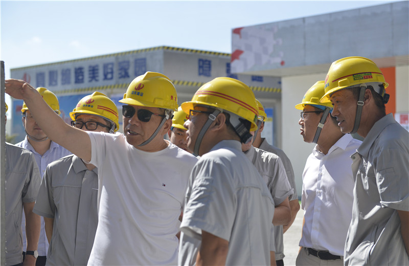 2021年8月31日，控股集團董事長樓永良率隊前往中天三建承建的住建部智能建造試點項目-上海嘉定新城菊園社區(qū)項目了解SPCS體系。