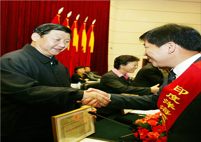 2005年時(shí)任浙江省委書記習(xí)近平在紅十字會(huì)議上與樓永良董事長親切握手