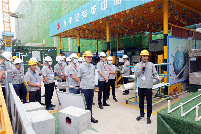 2021年9月29日，中天九建承辦的以“深入實施質量提升行動 大力推進質量強國建設”為主題的鄭州市2021年質量月工程質量提升推進現(xiàn)場會在建業(yè)梅苑項目召開。