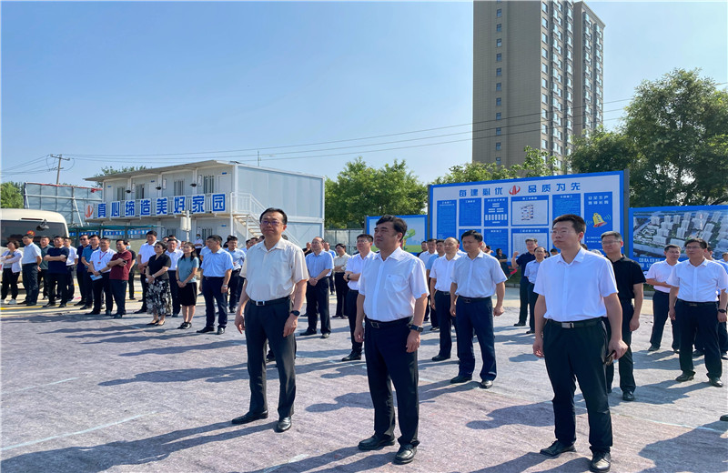 2022年7月24日，青島市委常委、膠州市委書記張新竹一行蒞臨中天建設(shè)集團(tuán)膠東分公司綠城鳳起潮鳴A區(qū)項(xiàng)目工地，對(duì)項(xiàng)目現(xiàn)場(chǎng)進(jìn)行實(shí)地觀摩。