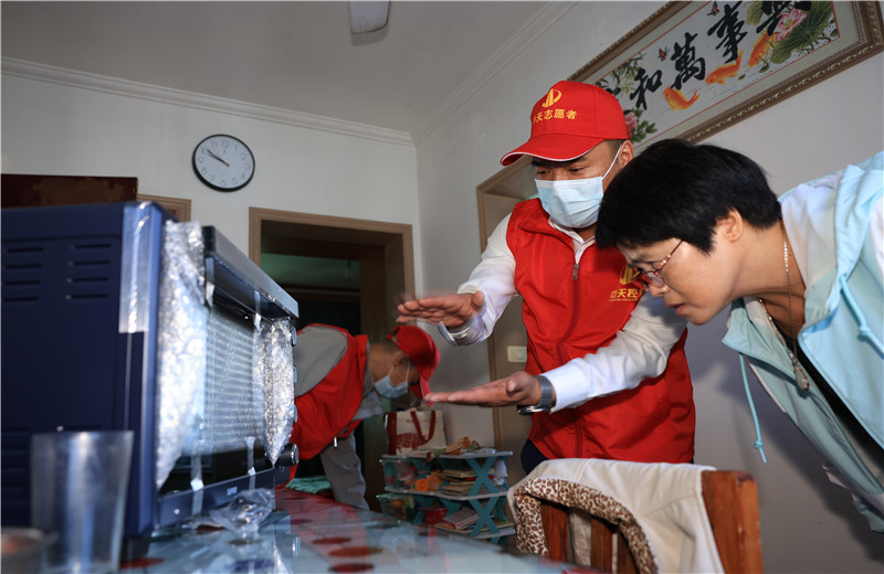 2022年11月1日，中天二建嘉興分公司志愿者帶上大米、食用油及他們的“微心愿”微波爐、電烤箱、空氣炸鍋、電磁爐等來到菱香坊、煙雨苑、江南新家園等小區(qū)慰問因工致殘的困難居民。