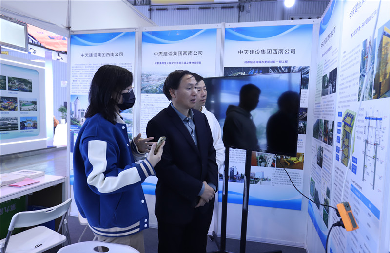 2023年11月16日至18日第三屆川渝住房城鄉(xiāng)建設(shè)博覽會在成都召開，西南公司攜集團SWP自主研發(fā)鋼平臺提升技術(shù)、鋼結(jié)構(gòu)棧道全過程關(guān)鍵建造技術(shù)參加會議。