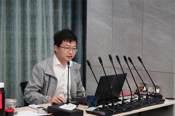 劉飛龍在技術(shù)培訓(xùn)會議上授課.jpg