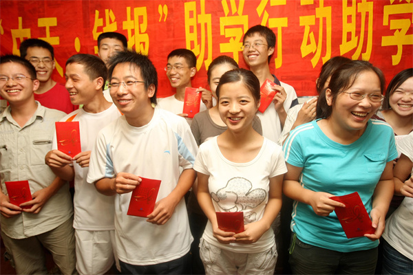 十余年，“中天·錢報”助學持續(xù)關(guān)愛寒門學子_副本.jpg