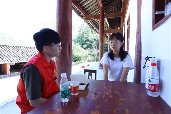 中天志愿者與受助學(xué)生譚曉艷進行交流_副本.jpg